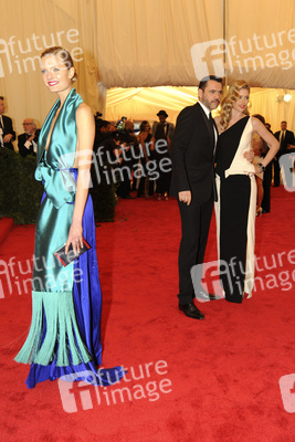 Constance Jablonski, Roland Mouret, Doutzen Kroes