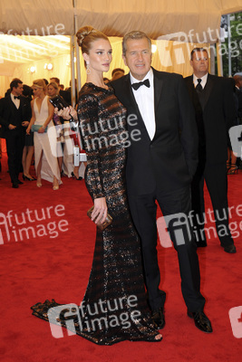 Rosie Huntington-Whiteley mit Begleitung