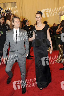 Linda Evangelista mit Begleitung