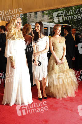 Leighton Meester (rechts) mit Gästen