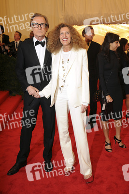 Bill Nighy mit Begleitung