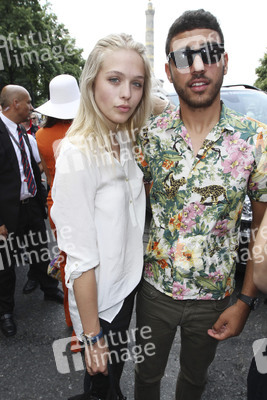 Noah Becker mit Begleitung