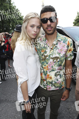 Noah Becker mit Begleitung