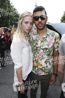 Noah Becker mit Begleitung