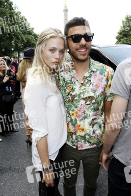 Noah Becker mit Begleitung