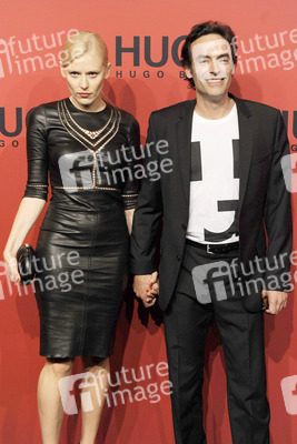 Anthony Delon mit Begleitung