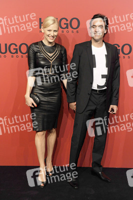 Anthony Delon mit Begleitung