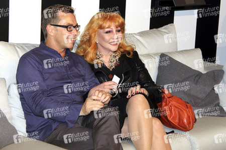 Romy Haag mit Begleitung