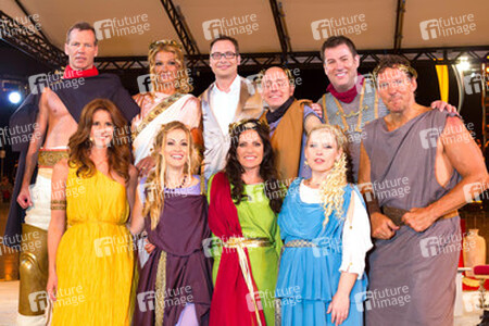 Hintere Reihe: Henry Maske, Franziska van Almsick, Matthias Opdenhövel, Bernhard Hoëcker, Jens Riewa. Vordere Reihe: Mareile Höppner, Andrea Kaiser, Christine Neubauer, Maite Kelly, Ralf Moeller