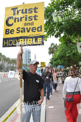 Demostranten am Eingang der Comic Con