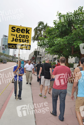 Demostranten am Eingang der Comic Con