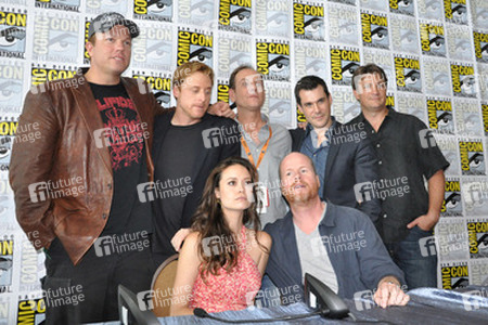Stehend: Adam Baldwin, Alan Tudyk, Tim Minear, Sean Maher, Nathan Fillion. sitzend: Summer Glau, Joss Whedon