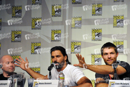 Steven S. DeKnight, Manu Bennett, Liam McIntyre