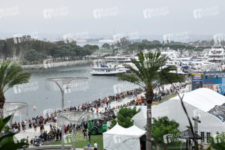 Schlange der Fans die für das 'The Hobbt' Panel anstehen