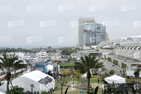 Schlange der Fans die für das 'The Hobbt' Panel anstehen