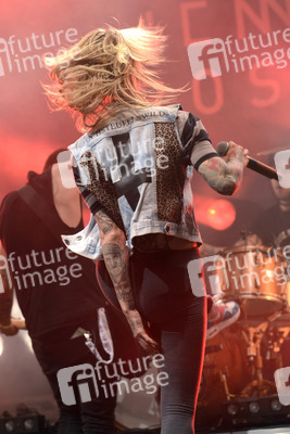 Jennifer Weist (Jennifer Rostock)