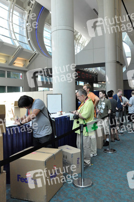 Fans schicken an der FedEx-Station des Convention Centers ihre Einkäufe nach Hause
