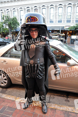 Comic-Con Besucher - Dark Helmet