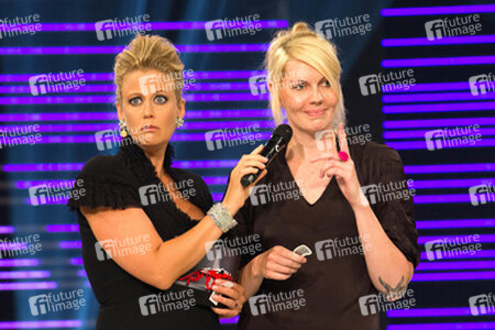 Barbara Schöneberger mit Preisträgerin