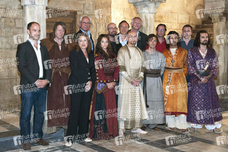 Medicus, Sebastian Werninger (UFA Cinema, ausführender Produzent),Stellan Skarsgård,Petra Müller (Film- und Medienstiftung NRW, Geschäftsführerin), Wolf Bauer (UFA Cinema, Geschäftsführer und Produzent), 
Emma Rigby, Philipp Stölzl (Regisseur),Nico Hofmann (UFA Cinema, Geschäftsführer und Produzent),  Ben Kingsley,Paul Steinschulte (Universal Pictures International Germany, Geschäftsführer), Tom Payne,Dirk Schürhoff (Beta Cinema, Geschäftsführer), Elyas M'Barek, Ulrich Schwarz (UFA Cinema, Producer), Olivier Martinez, 

 

Sebastian Werninger (UFA Cinema, ausführender Produzent), Stellan Skarsgard, Petra Müller (Film- und Medienstiftung NRW Geschäftsführerin), Wolf Bauer (UFA Cinema Geschäftsführer und Produzent), Emma Rigby, Philipp Stölzl (Regisseur), Nico Hofmann (UFA Cinema Geschäftsführer und Produzent),  Ben Kingsley, Paul Steinschulte (Universal Pictures International Germany Geschäftsführer), Tom Payne,Dirk Schürhoff (Beta Cinema Geschäftsführer), Elyas M'Ba