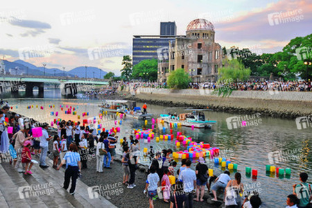 Papierlaternen zum Gedenken an die Opfer des Atombombenabwurfs