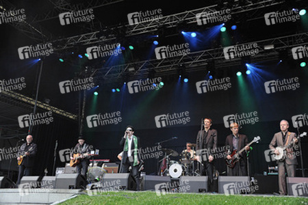 Terry Woods, Philip Chevron, Shane MacGowan, Andrew Ranken, Spider Stacy, Darryl Hunt, Jem Finer (The Pogues)