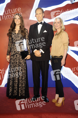 Tamara Gräfin von Nayhauß mit den Wachsfiruren von Prinz William und Herzogin Kate