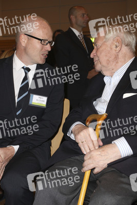 Helmut Schmidt mit dem Schulleiter Herrn Kluever