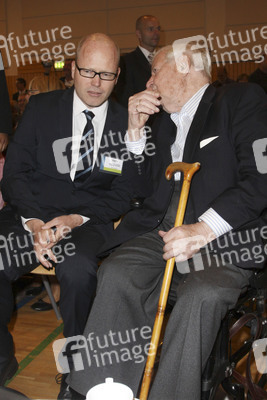 Helmut Schmidt mit dem Schulleiter Herrn Kluever