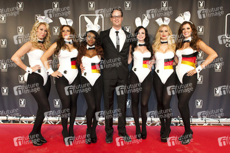 Jörn Schäfer mit Playboy Bunnys