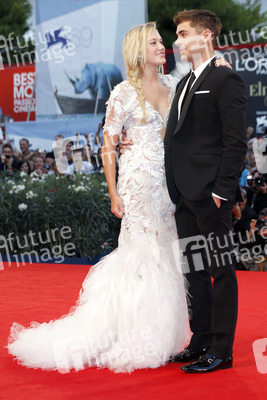 Maika Monroe, Zac Efron