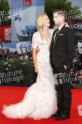 Maika Monroe, Zac Efron