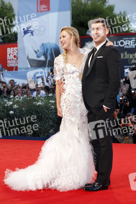 Maika Monroe, Zac Efron