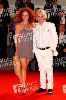 Christina 'Mausi' Lugner mit Begleitung