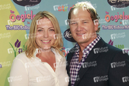 Angela Rivet mit Begleitung