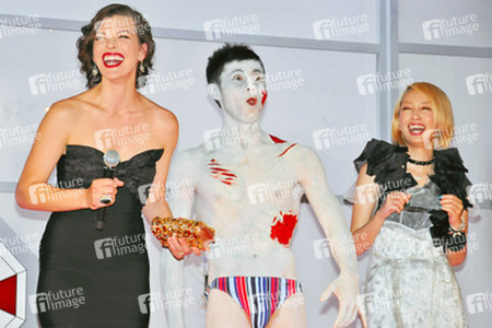 Milla Jovovich, Yoshio Kojima, Mika Nakashima