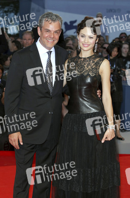 Danny Huston, Olga Kurylenko