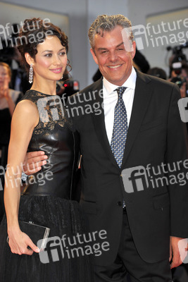 Olga Kurylenko, Danny Huston