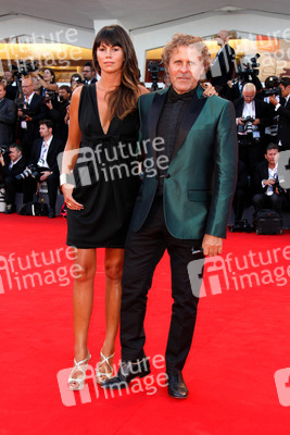 Renzo Rossi mit Begleitung