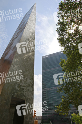 Peace Form One Obelisk und UN-Sekretariatshochhaus