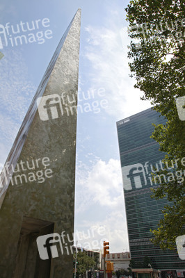 Peace Form One Obelisk und UN-Sekretariatshochhaus