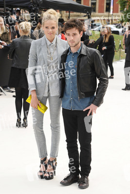 Gabriella Wilde mit Begleitung