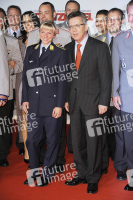 Thomas de Maizière  mit Truppenteilen