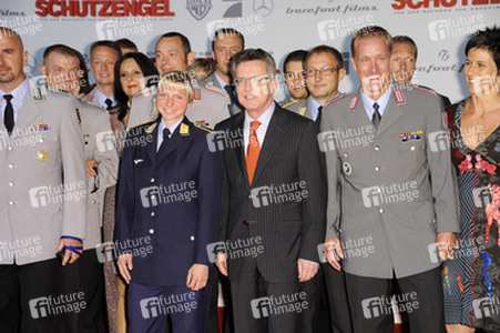 Thomas de Maizière  mit Truppenteilen