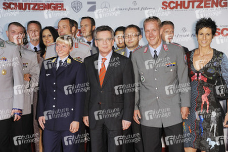 Thomas de Maizière  mit Truppenteilen