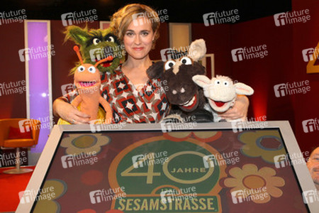 Caren Miosga mit Fienchen, Wolf, Wolle und Pferd