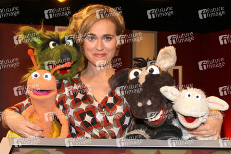 Caren Miosga mit Fienchen, Wolf, Wolle und Pferd