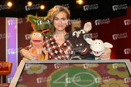 Caren Miosga mit Fienchen, Wolf, Wolle und Pferd