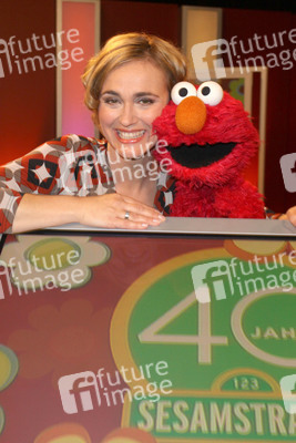 Caren Miosga mit Elmo