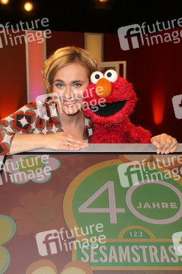 Caren Miosga mit Elmo